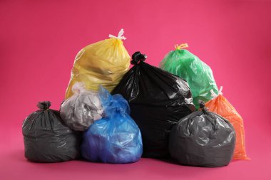 Pembe arka planda çöp torbaları