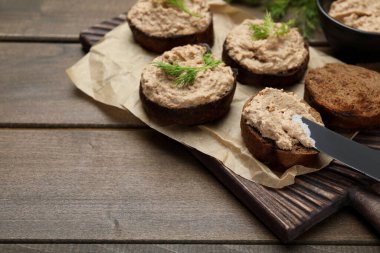 Tahta masada lezzetli ezmeli ekmek dilimleri, metin için yer.