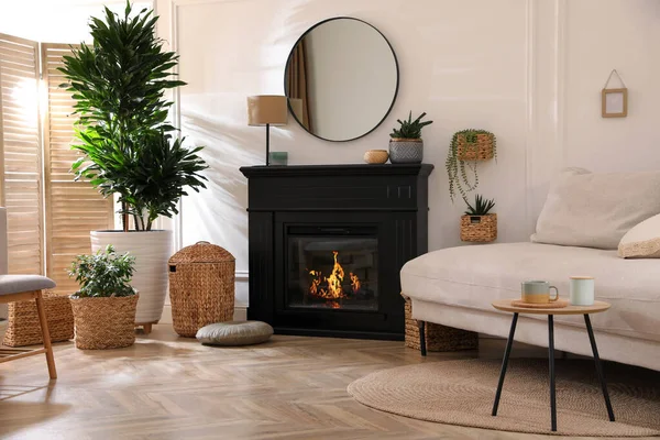 電気暖炉 快適なソファと美しい装飾要素とスタイリッシュなリビングルームのインテリア — ストック写真