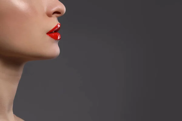 Mujer Joven Con Hermosos Labios Rojos Sobre Fondo Gris Primer — Foto de Stock