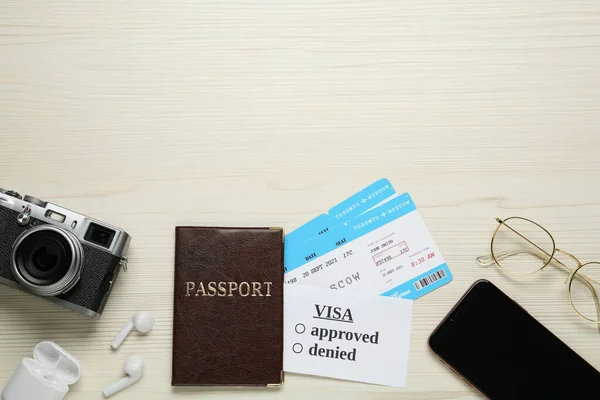 Επίπεδη Σύνθεση Διαβατήριο Και Εισιτήρια Λευκό Ξύλινο Φόντο Χώρος Για — Φωτογραφία Αρχείου