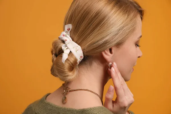 Jeune Femme Avec Bandana Élégant Sur Fond Jaune — Photo