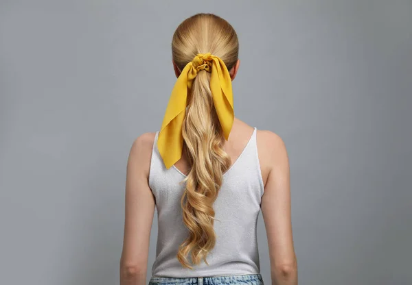 Jeune Femme Avec Bandana Élégant Sur Fond Gris Vue Arrière — Photo