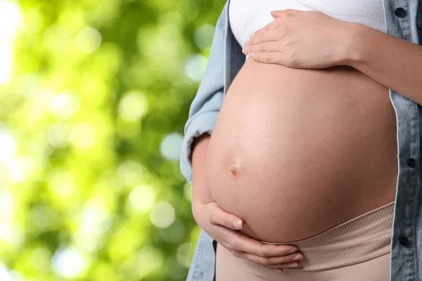 Νεαρή Έγκυος Γυναίκα Αγγίζει Την Κοιλιά Της Έξω Κοντινό Πλάνο — Φωτογραφία Αρχείου