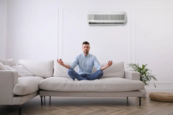 Hombre Descansando Bajo Aire Acondicionado Pared Blanca Casa — Foto de Stock