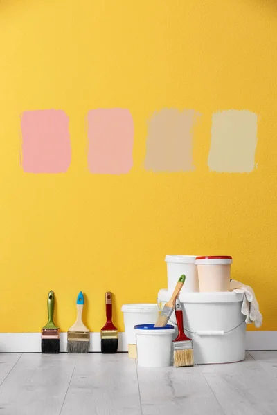 Dekoratör Araçları Ile Ayarla Renk Duvarının Yakınında Kat Boya — Stok fotoğraf