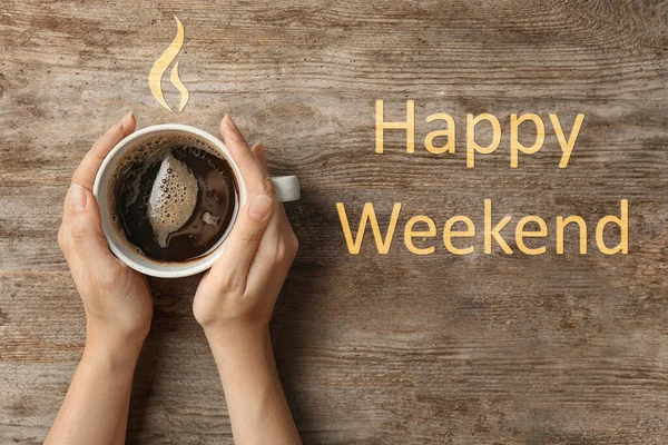 Frohes Wochenende Junge Frau Mit Einer Tasse Leckeren Heißen Kaffees — Stockfoto