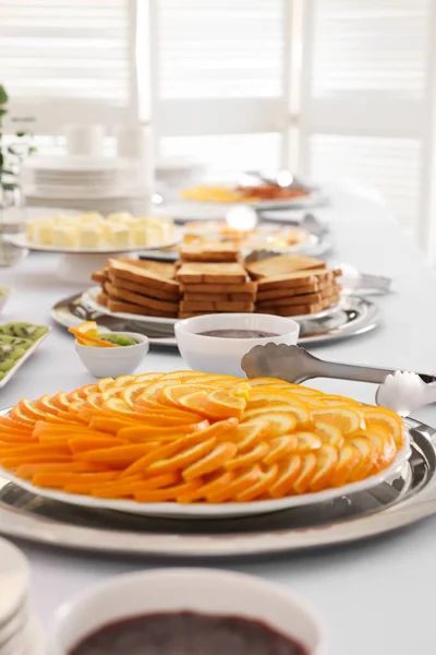 Diferentes Comidas Para Desayuno Mesa Blanca Interior Servicio Buffet — Foto de Stock