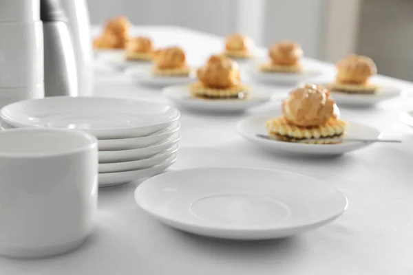 Muitos Waffles Deliciosos Com Creme Servido Mesa Branca Para Coffee — Fotografia de Stock