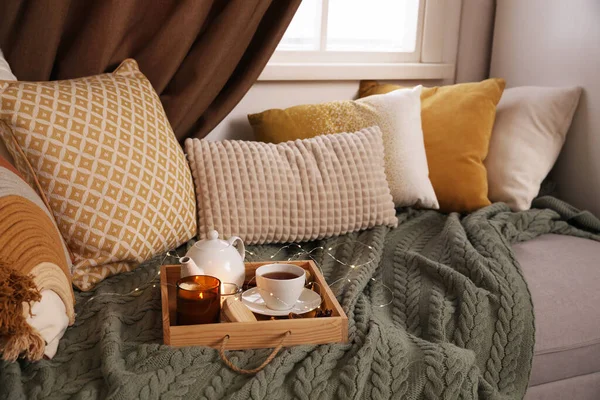 Área Estar Confortável Com Cobertor Malha Travesseiros Macios Perto Janela — Fotografia de Stock