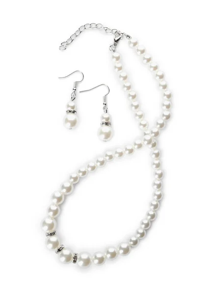 白色背景的精致珍珠项链和耳环 顶视图 — 图库照片
