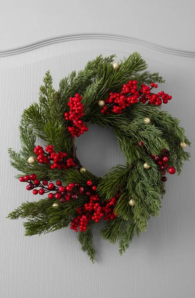 Όμορφο Χριστουγεννιάτικο Στεφάνι Κόκκινα Μούρα Και Διακόσμηση Κρέμεται Λευκή Πόρτα — Φωτογραφία Αρχείου