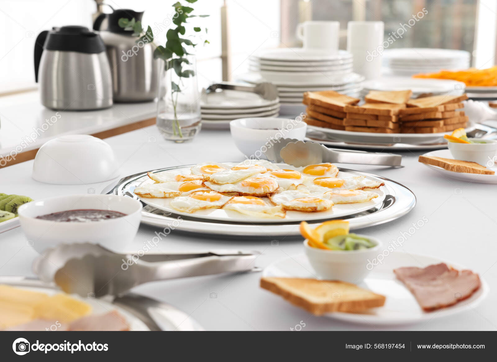 Vajilla Limpia Diferentes Comidas Para Desayuno Mesa Blanca