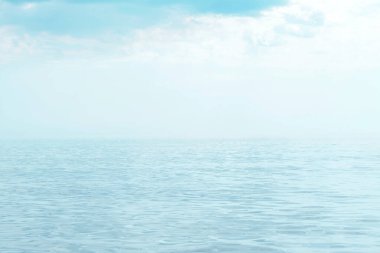 Bulutlu bir günde güzel deniz manzarası