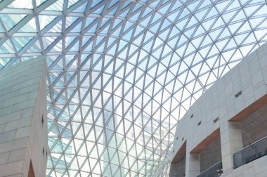 Cam tavanlı, düşük açılı modern alışveriş merkezi
