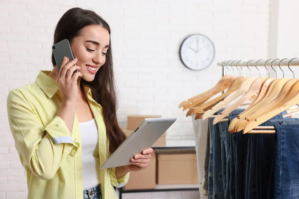 Vendedor Ropa Con Tableta Hablando Por Teléfono Lugar Trabajo Tienda — Foto de Stock