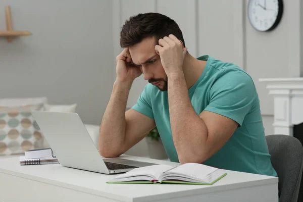 Online Test Man Studeert Thuis Met Laptop — Stockfoto