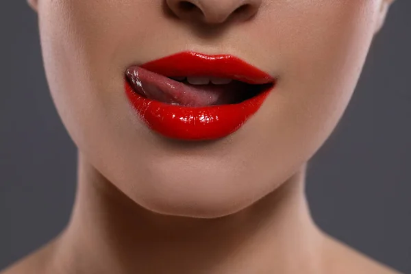 Mujer Joven Con Labios Rojos Maquillaje Sobre Fondo Gris Primer — Foto de Stock