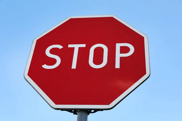 Verkehrszeichen Stopp Gegen Blauen Himmel Sicht Tiefflug — Stockfoto