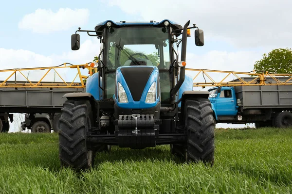 Modern Tractor Truck Field Sunny Day Agricultural Industry — Φωτογραφία Αρχείου