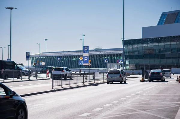 Different Modern Cars Parked Airport Sunny Day — Stock Photo, Image