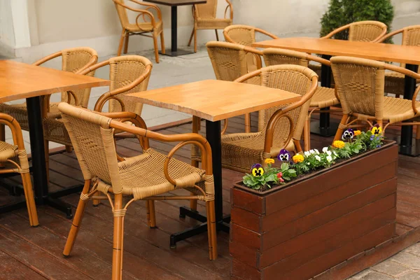 Outdoor Cafe Wicker Chairs Wooden Tables — Stock Fotó