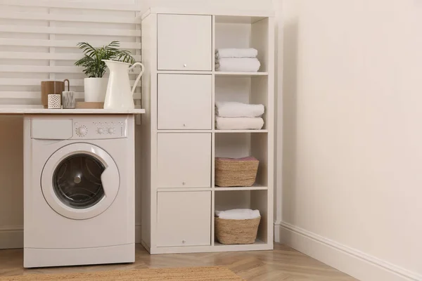 Interior Ruang Cuci Dengan Mesin Cuci Modern Dan Unit Rak — Stok Foto