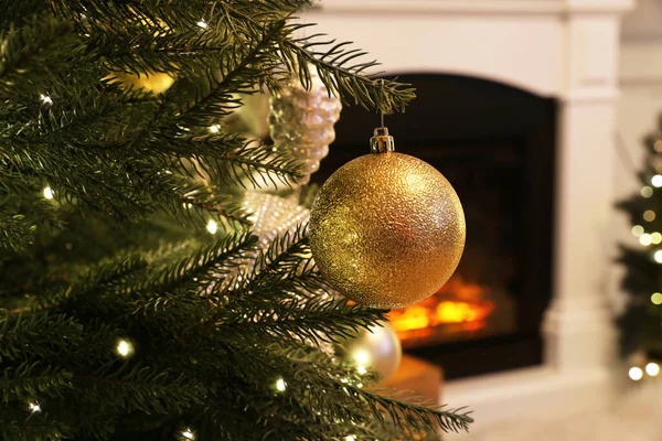 Gyönyörű Karácsonyi Labda Lóg Fenyő Szobában Közelkép — Stock Fotó