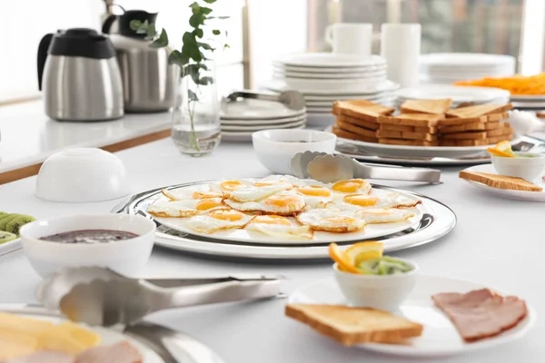 Vajilla Limpia Diferentes Comidas Para Desayuno Mesa Blanca Interior Servicio —  Fotos de Stock