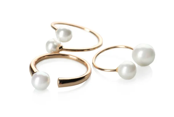 Elegantes Anillos Dorados Con Perlas Sobre Fondo Blanco —  Fotos de Stock