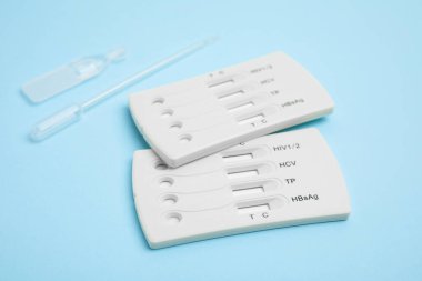 Açık mavi arkaplanda hepatit için kullan-at ekspres test kiti