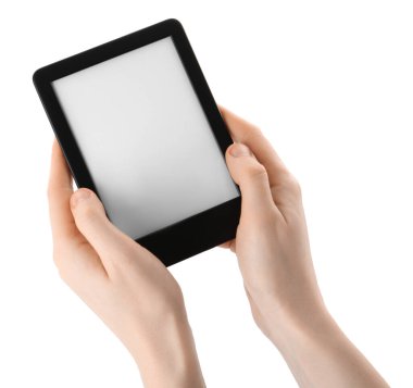 Beyaz arkaplanda e-kitap okuyucusu kullanan kadın, yakın plan