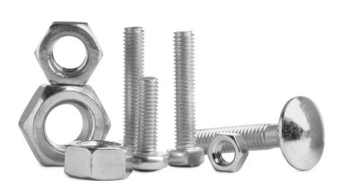 Beyaz arka planda farklı metal cıvatalar ve fındıklar