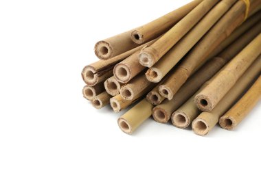 Beyaz arka planda kuru bambu çubukları yığını, yakın plan