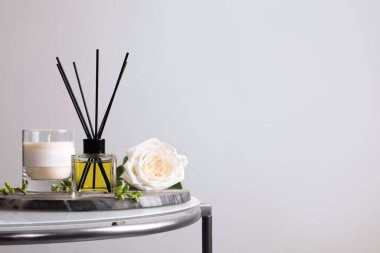Cam masada aromatik kamış oda spreyi ile kompozisyon, metin için boşluk