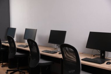 Açık uzay ofisindeki birçok modern bilgisayar