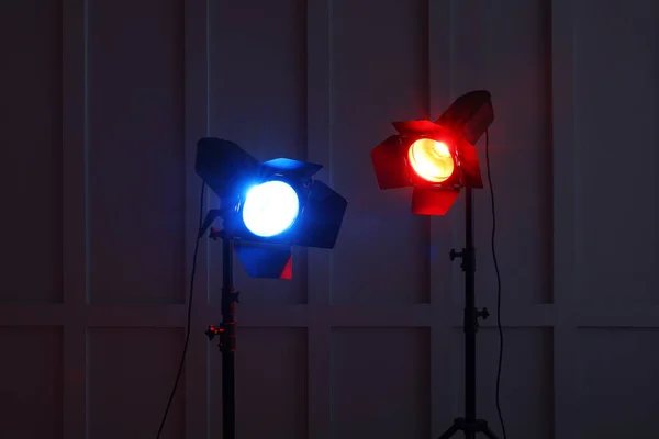 Proyectores Brillantes Rojos Azules Cerca Pared Habitación Oscura —  Fotos de Stock