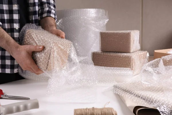 Caixa Cobertura Homem Com Plástico Bolha Mesa Armazém Close — Fotografia de Stock