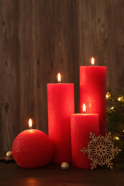 Piękne Płonące Świece Świątecznymi Dekorów Drewnianym Stole — Zdjęcie stockowe
