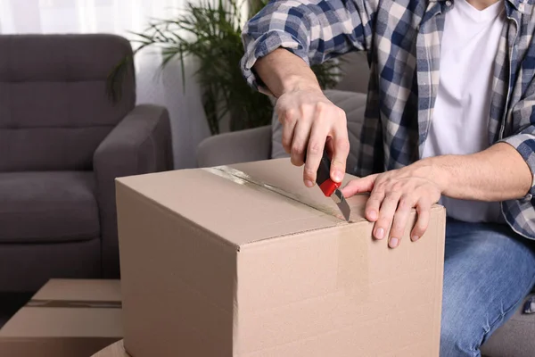 Hombre Usando Cuchillo Utilidad Para Abrir Paquete Casa Primer Plano — Foto de Stock