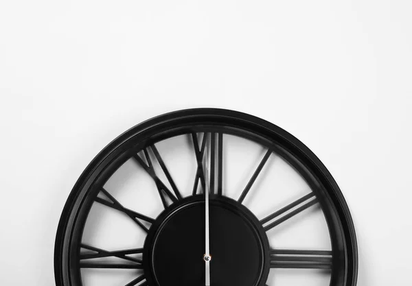 Κομψό Αναλογικό Ρολόι Που Κρέμεται Λευκό Τοίχο Χώρος Για Κείμενο — Φωτογραφία Αρχείου
