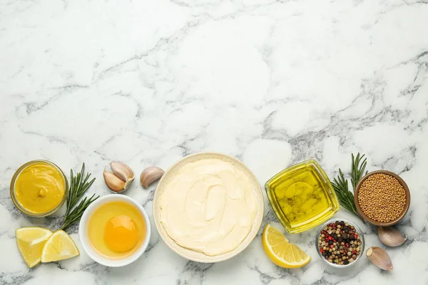 Taze mayonez ve beyaz mermer masa üzerindeki malzemelerle dolu bir kase. Metin için boşluk