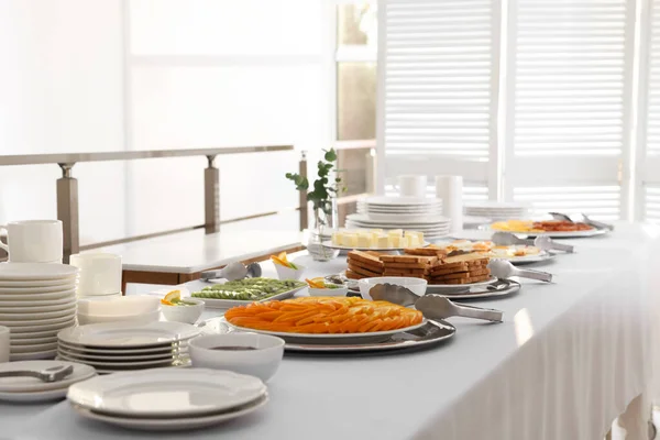 白いテーブルの上で朝食のためのきれいな食器や異なる食事室内 ビュッフェサービス — ストック写真