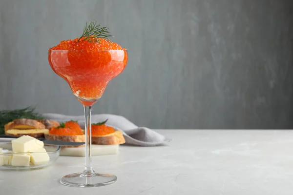 Cocktailglas Leckerer Roter Kaviar Mit Dill Auf Hellgrauem Tisch Platz — Stockfoto