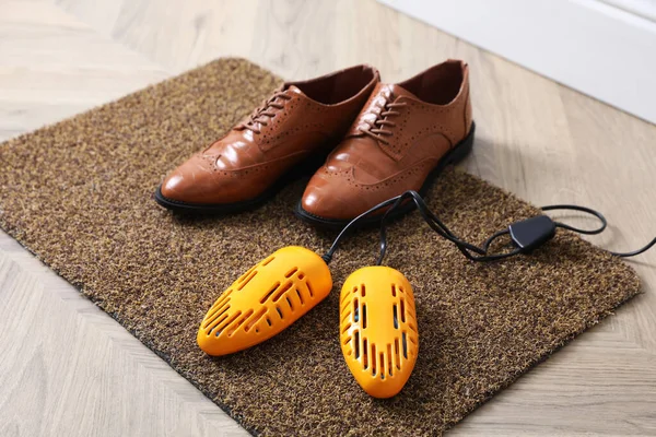 Пара Стильной Обуви Современной Электрической Обувной Сушилкой Дверном Коврике Помещении — стоковое фото