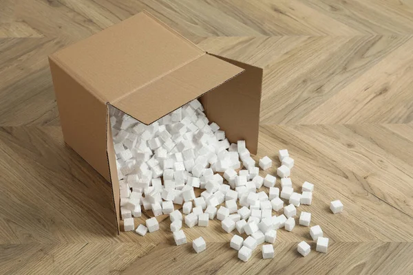 Caixa Papelão Virada Com Cubos Isopor Chão Madeira — Fotografia de Stock