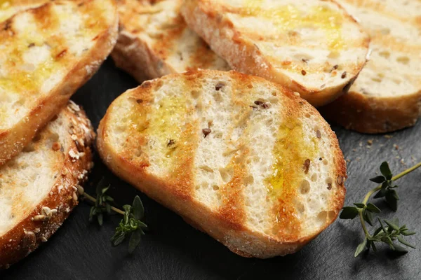 Lekkere Bruschettas Met Olie Tijm Zwarte Tafel Close — Stockfoto