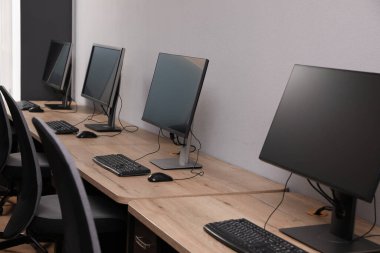 Açık uzay ofisindeki birçok modern bilgisayar