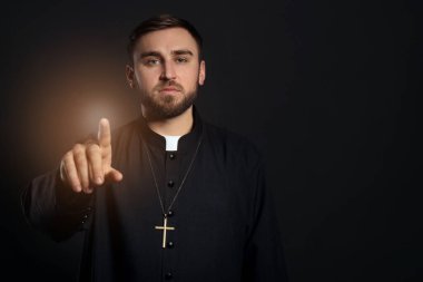 Siyah arka planda papaz cübbesi ve papaz tasması vardı. Metin için boşluk
