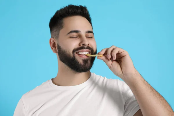 Ung Man Äter Pommes Frites Ljusblå Bakgrund — Stockfoto